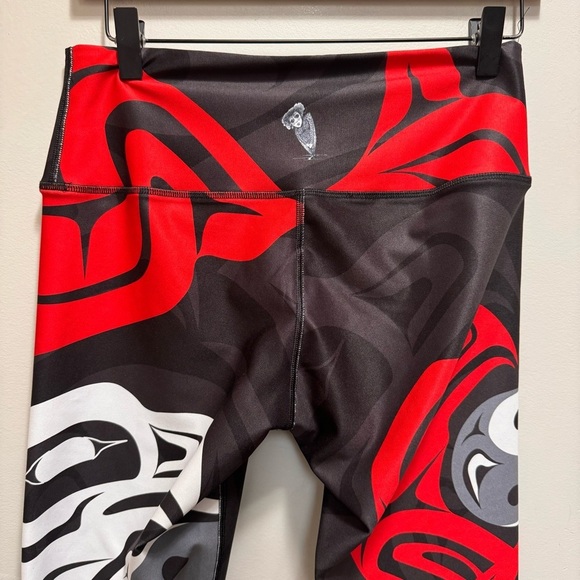 Nominou Eagle & Raven Yin Yang Capri Leggings Size Medium First Nations Native - Picture 8 of 9